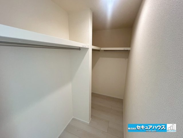 【本日ご案内可能】豊明市阿野町林ノ内　全2棟の収納|【洋室6.7帖のウォークインクローゼット】
◆大きなキャリーバッグやなども収納可能なウォークインクローゼット付きです♪
◆ダウンライトが設置されているため明るいところで荷物を探すことができます。　　　