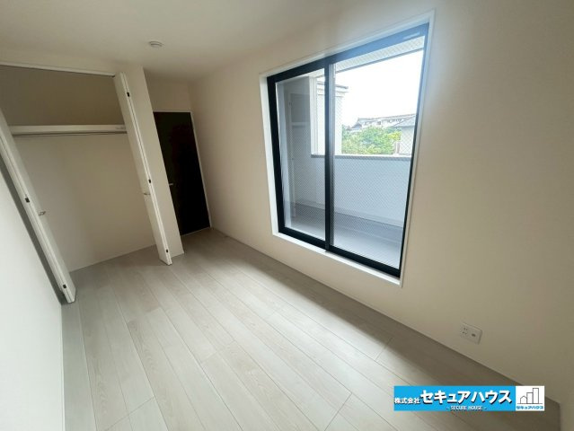 【本日ご案内可能】豊明市阿野町林ノ内　全2棟の洋室|【洋室5.6帖】
◆お子様のお部屋や主寝室、来客時の宿泊室としてもご利用いただけます♪
◆インナーバルコニーに出られるお部屋です。
◆全居室収納付きのため各居室ごとにお洋服や荷物を収納できます。　　　