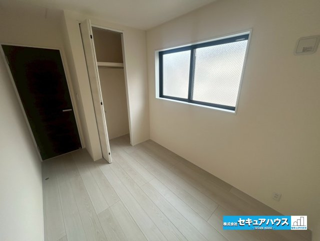 【本日ご案内可能】豊明市阿野町林ノ内　全2棟の洋室|【洋室4.4帖】
◆家族一人ひとりの大切なプライベート空間。趣味に合わせて使って頂けるようシンプルに仕上げてあります。暮らし心地を大きく左右する収納を、適材適所に配置し使い勝手を考慮しました。　　　　