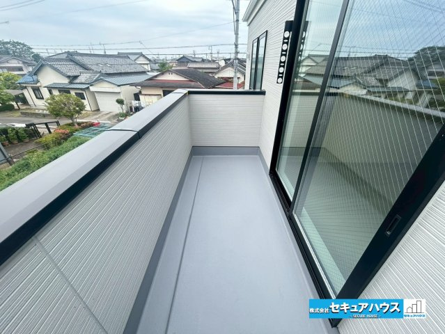 【本日ご案内可能】豊明市阿野町林ノ内　全2棟のバルコニー|【バルコニー】
◆見晴らしもよく、太陽の温かな温もりをめいっぱい受け止めてくれます。
太陽の光と爽やかな風を受けたお洗濯物はあっという間に乾き、取りこむ時には太陽の匂いを感じられそうですね。　　　　　