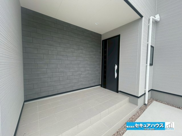 【本日ご案内可能】豊明市阿野町林ノ内　全2棟の玄関|【玄関ポーチ】
◆広々とした玄関ポーチは雨天時の出入りや自転車・ベビーカーの一時置きに便利なだけでなく、高級感のある外観演出として機能します。ゆとりある空間は、日常生活の快適性と家の格を向上させます。