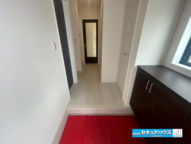 【本日ご案内可能】豊明市阿野町林ノ内　全2棟の玄関|【玄関】
◆お家に出会う人々を迎える玄関だからこそ、広々清潔感あふれる空間にしたいものです。採光・通風にも配慮された設計で毎日明るい空間をキープします♪
◆ダブルロックキーで防犯面も安心です。　　　　