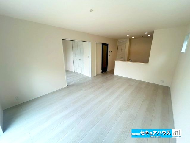 【本日ご案内可能】豊明市阿野町林ノ内　全2棟の居間・リビング|【LDK15.7帖】
◆通学から帰宅し、リビングルームで会話を楽しむ子ども達。リビングから臨む景色は太陽色に染まり、解放感溢れゆったりとしたひと時を過ごすことが出来る素敵な空間です。　　　　　　　　　