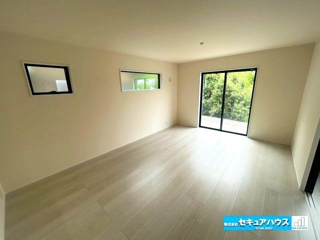 【本日ご案内可能】豊明市阿野町林ノ内　全2棟の居間・リビング|【LDK15.7帖】
◆南向き×2面の窓の設計で日当たりが良く温かいリビングとなっております。
◆白基調のため家具が選びやすいのも魅力の1つです。　　　　　　　　　　　　　　　　　　　　　　　　　　　