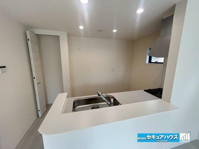 【本日ご案内可能】豊明市阿野町林ノ内　全2棟のキッチン|【キッチン】
◆対面式キッチンのため、リビングの様子を見ながら料理することが可能です♪
◆キッチン裏に収納付きのためパントリーとしても利用できます。　　　　　　　　　　　　　　　　　　　　　　　　　　