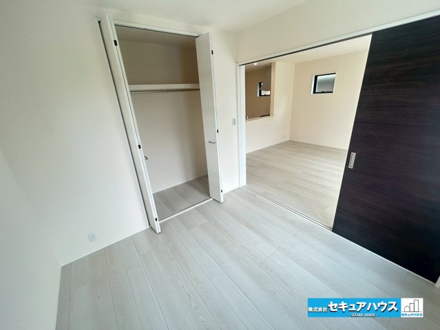【本日ご案内可能】豊明市阿野町林ノ内　全2棟の洋室|【1階洋室4.5帖】
◆リビングに隣接する洋室は扉を開ければ開放感が増し、お子様の遊び場などとして利用できます。来客時には扉を閉めて客間として利用することができるため、汎用性の高いお部屋です。　　　　