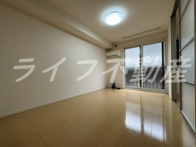 ドミール本町の居間・リビング|こちらのリビングで趣味の時間をお楽しみください