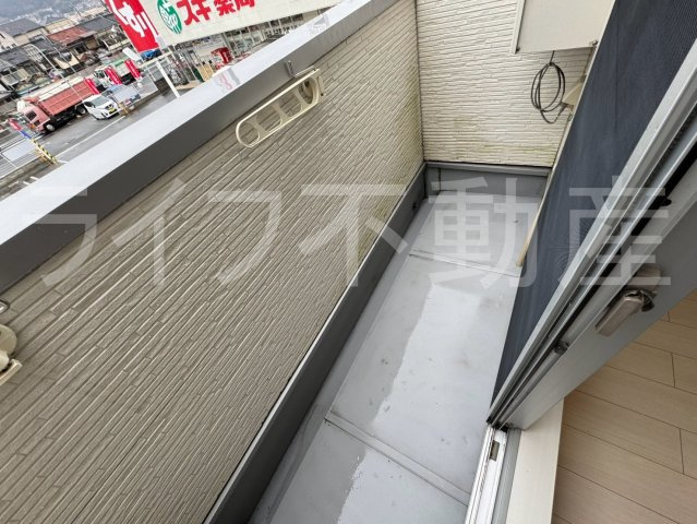 アイディアル若草のバルコニー|外からの目が気にならないバルコニーで洗濯物が干せます
