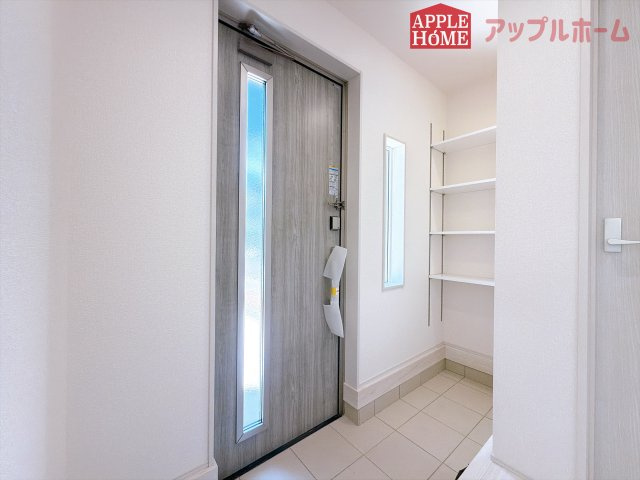 [新築住宅] 熊谷市肥塚 第3 全3棟の玄関|住まう人も来客も入った時にワクワクさせてくれるオシャレな玄関♪収納もたっぷりあるので、靴がたくさんあっても安心！