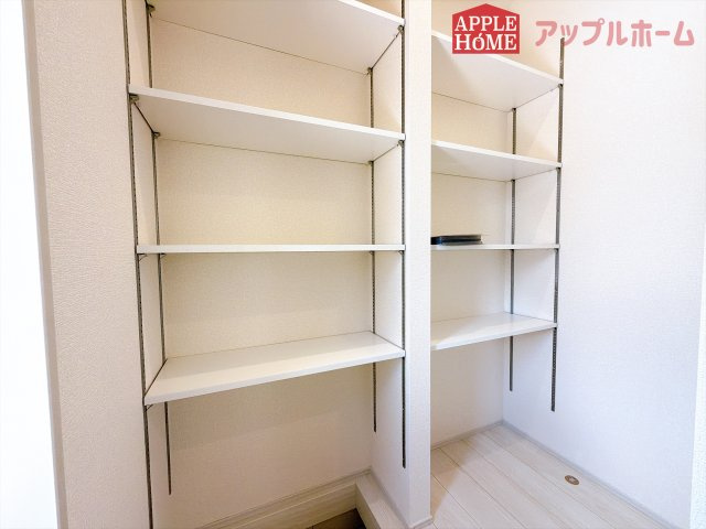 [新築住宅] 熊谷市肥塚 第3 全3棟の玄関|住まう人も来客も入った時にワクワクさせてくれるオシャレな玄関♪収納もたっぷりあるので、靴がたくさんあっても安心！