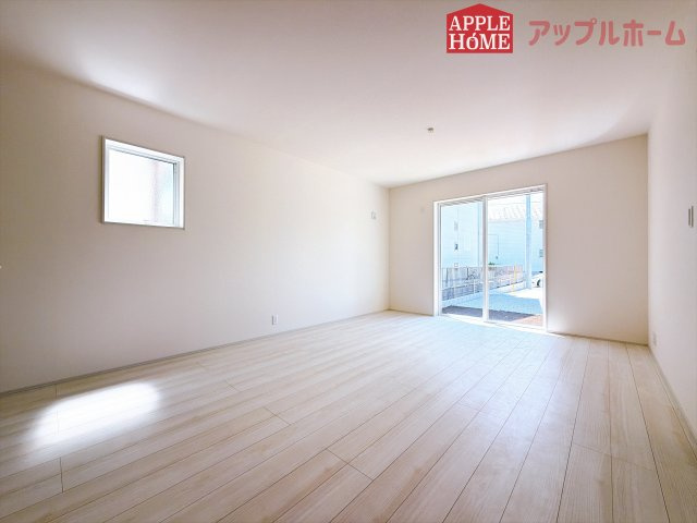 [新築住宅] 熊谷市肥塚 第3 全3棟の居間・リビング|窓から差し込む光で家族を温かく包み込みます。明るいリビングで子育てする喜びを☆いつでも見学可能です！