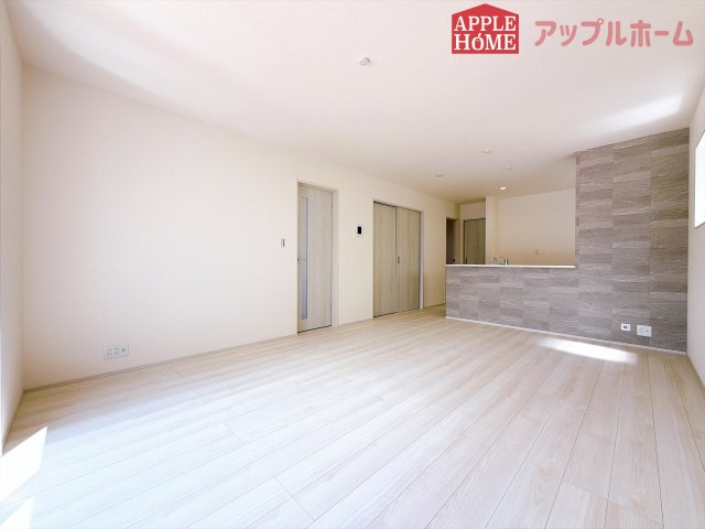 [新築住宅] 熊谷市肥塚 第3 全3棟の居間・リビング|広々リビング×対面キッチンで家族の会話も弾みます♪家族団らんの秘訣は間取りにあり☆夢のマイホームを一緒に叶えましょう！