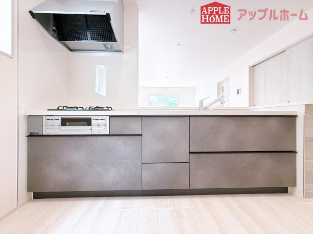 [新築住宅] 熊谷市肥塚 第3 全3棟のキッチン|キッチンから部屋中が見守れるので、小さなお子様がいるご家庭でも安心です。シンプル×ナチュラルな温かい空間は、どんなスタイルの家具も合わせやすいお部屋です。