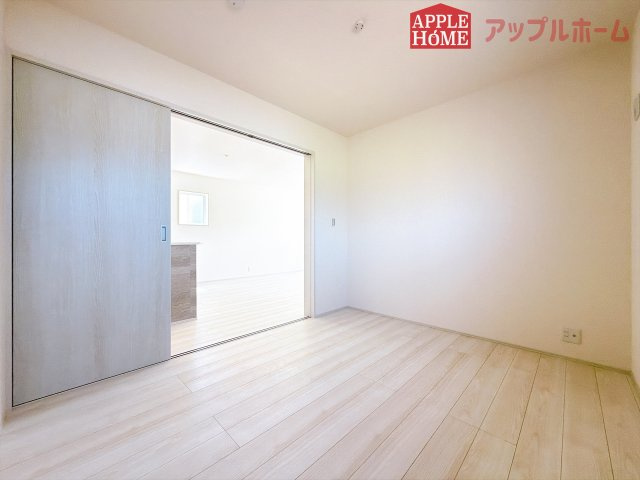 [新築住宅] 熊谷市肥塚 第3 全3棟の洋室|クローゼット付きの洋室は、収納スペースが豊富で部屋全体がすっきりと片付きやすいのが特徴です。衣類や荷物を整理しやすく、生活感を抑えた洗練された空間を保てます。