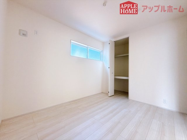 [新築住宅] 熊谷市肥塚 第3 全3棟の洋室|クローゼット付きの洋室は、収納スペースが豊富で部屋全体がすっきりと片付きやすいのが特徴です。衣類や荷物を整理しやすく、生活感を抑えた洗練された空間を保てます。