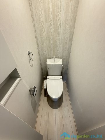 秦野市三屋第1　新築戸建　全2棟2号棟のトイレ