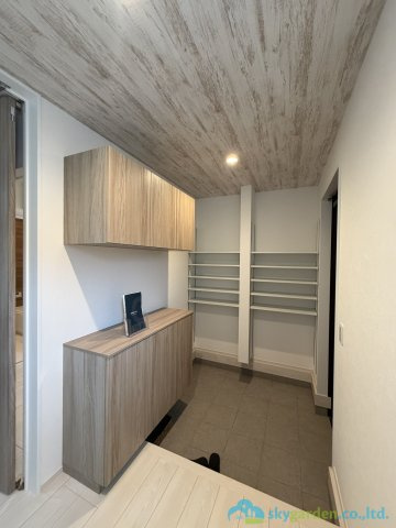 秦野市三屋第1　新築戸建　全2棟2号棟の玄関