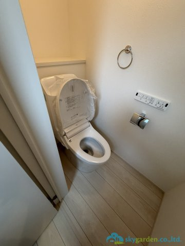 秦野市三屋第1　新築戸建　全2棟2号棟のトイレ