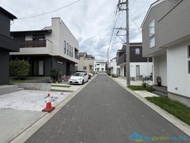秦野市三屋第1　新築戸建　全2棟2号棟の前面道路含む現地写真