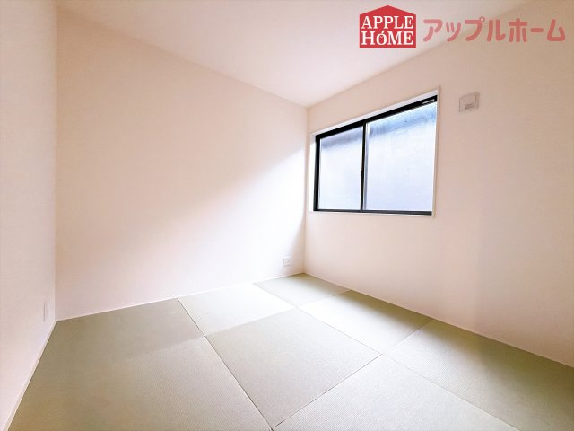 [新築住宅] 熊谷市肥塚 第3 全3棟の和室|クローゼット付きの和室は、収納スペースが豊富で部屋全体がすっきりと片付きやすいのが特徴です。衣類や荷物を整理しやすく、生活感を抑えた洗練された空間を保てます。