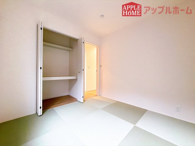 [新築住宅] 熊谷市肥塚 第3 全3棟の和室|クローゼット付きの和室は、収納スペースが豊富で部屋全体がすっきりと片付きやすいのが特徴です。衣類や荷物を整理しやすく、生活感を抑えた洗練された空間を保てます。
