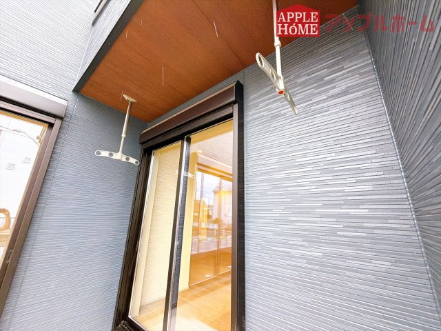 [新築住宅] 熊谷市肥塚 第3 全3棟のバルコニー|家族分の洗濯物もしっかり干せます。日当たりも良く、毎日のお洗濯が楽しくなりそう♪