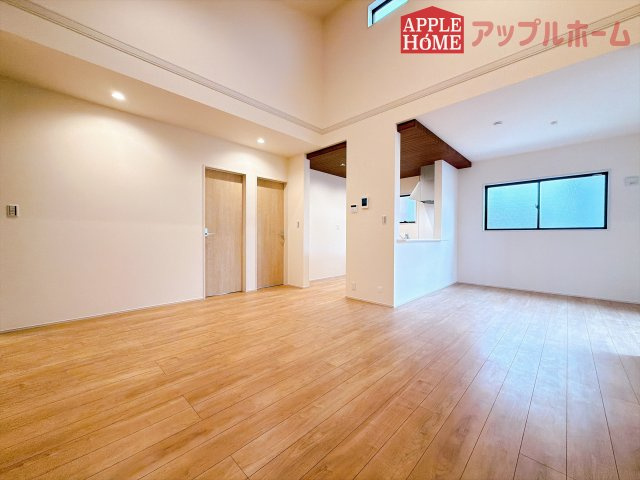 [新築住宅] 熊谷市肥塚 第3 全3棟の居間・リビング|広々リビング×対面キッチンで家族の会話も弾みます♪家族団らんの秘訣は間取りにあり☆夢のマイホームを一緒に叶えましょう！