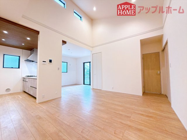 [新築住宅] 熊谷市肥塚 第3 全3棟の居間・リビング|窓から差し込む光で家族を温かく包み込みます。明るいリビングで子育てする喜びを☆いつでも見学可能です！