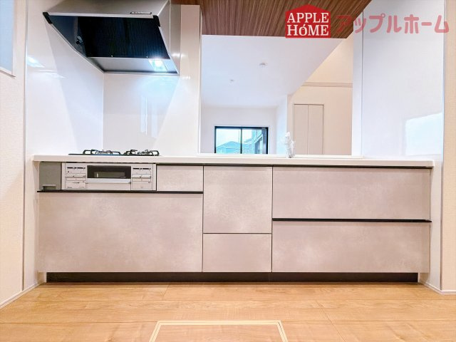 [新築住宅] 熊谷市肥塚 第3 全3棟のキッチン|キッチンから部屋中が見守れるので、小さなお子様がいるご家庭でも安心です。シンプル×ナチュラルな温かい空間は、どんなスタイルの家具も合わせやすいお部屋です。