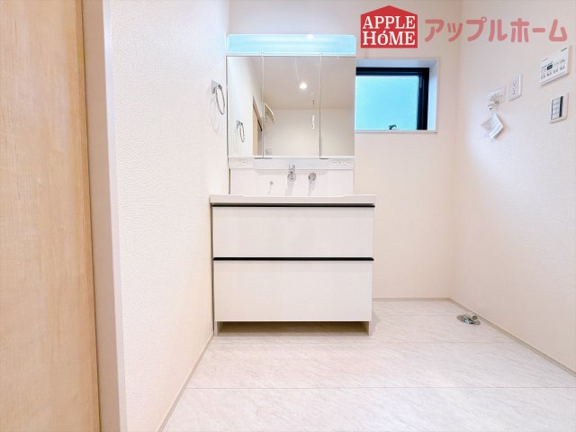 [新築住宅] 熊谷市肥塚 第3 全3棟の独立洗面台|三面鏡付きの洗面化粧台ですので、たっぷりと収納いただけます。白を基調とした清潔感のある快適空間です。毎日の身支度も気持ち良くお使い頂けます！！