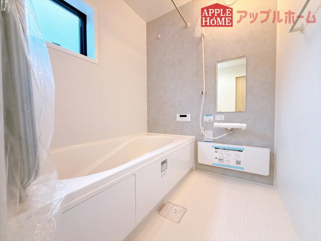 [新築住宅] 熊谷市肥塚 第3 全3棟の浴室|窓付きのバスルームは、採光もあり明るく気持ちの良い空間です。窓があることで、換気環境も良好。掃除もスムーズに出来ます♪