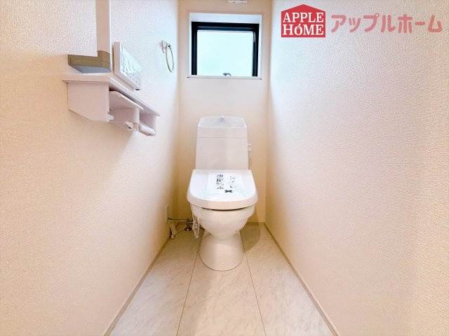 [新築住宅] 熊谷市肥塚 第3 全3棟のトイレ|白を基調とした清潔感のある明るい空間。温水洗浄便座付きで、毎日快適・清潔に使用できます。操作しやすい壁面リモコンを採用しています。