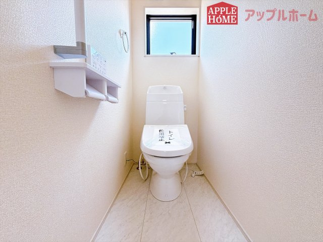 [新築住宅] 熊谷市肥塚 第3 全3棟のトイレ|白を基調とした清潔感のある明るい空間。温水洗浄便座付きで、毎日快適・清潔に使用できます。操作しやすい壁面リモコンを採用しています。