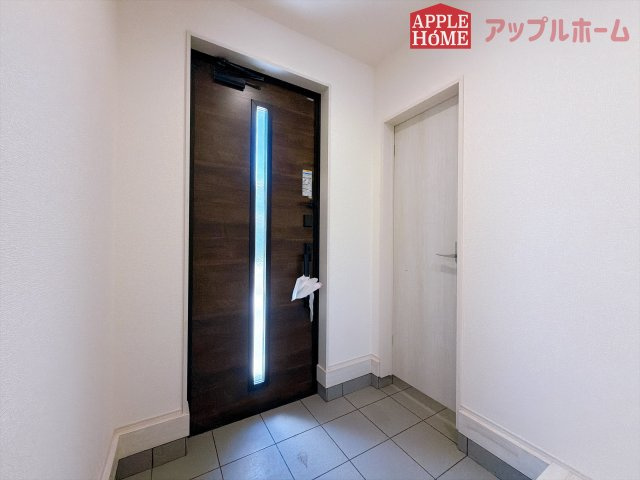 [新築住宅] 熊谷市肥塚 第3 全3棟の玄関|ガラススリットの入った玄関ドアは室内に光を届けてくれる大事な存在です。