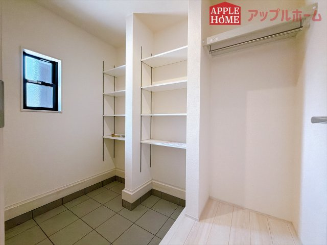 [新築住宅] 熊谷市肥塚 第3 全3棟の玄関|住まう人も来客も入った時にワクワクさせてくれるオシャレな玄関♪収納もたっぷりあるので、靴がたくさんあっても安心！