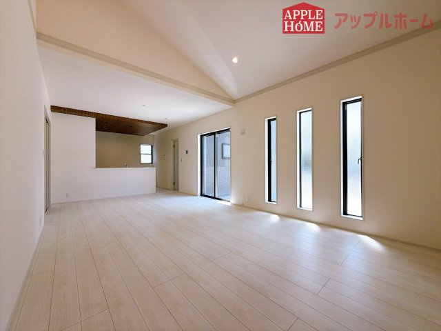 [新築住宅] 熊谷市肥塚 第3 全3棟の居間・リビング|広々リビング×対面キッチンで家族の会話も弾みます♪家族団らんの秘訣は間取りにあり☆夢のマイホームを一緒に叶えましょう！