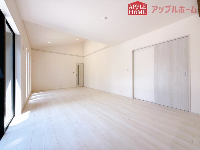 [新築住宅] 熊谷市肥塚 第3 全3棟の居間・リビング|窓から差し込む光で家族を温かく包み込みます。明るいリビングで子育てする喜びを☆いつでも見学可能です！
