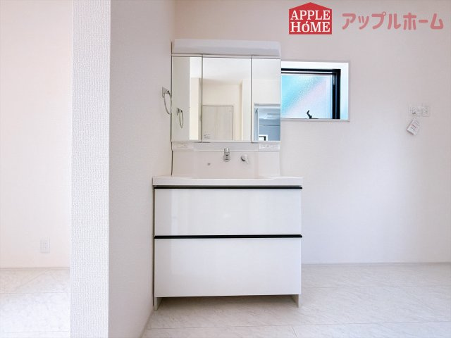 [新築住宅] 熊谷市肥塚 第3 全3棟の独立洗面台|三面鏡付きの洗面化粧台ですので、たっぷりと収納いただけます。白を基調とした清潔感のある快適空間です。毎日の身支度も気持ち良くお使い頂けます！！