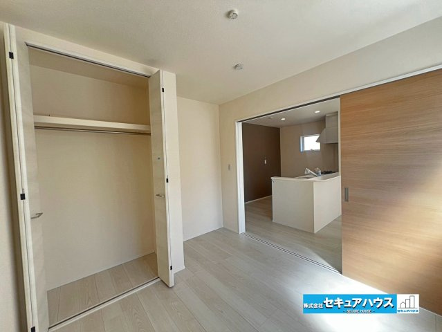 【本日ご案内可能】刈谷市井ケ谷町井田　全4棟の洋室|【1階洋室4.6帖】
◆リビングに続く洋室は扉を開ければ開放感が増し、お子様の遊び場としても利用することができます。
◆階段の上り下りが不要なお部屋のため、将来の寝室としても利用することができます。　