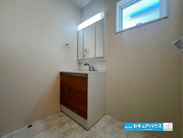 【本日ご案内可能】刈谷市井ケ谷町井田　全4棟の独立洗面台|【洗面台】
◆鏡の裏にはたっぷりと収納スペースを標準装備！
◆電源を付属しているのでドライヤーなど利用できます。
◆洗面台下にも収納スペースがあるため洗剤やシャンプーのストックを入れられます。　　　　