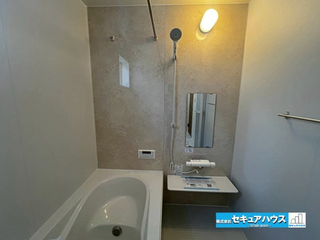【本日ご案内可能】刈谷市井ケ谷町井田　全4棟の浴室|【浴室】
◆アクセントパネルで落ち着きのある雰囲気を演出します。毎日の疲れを癒やすバスタイムをお楽しみ下さい！
◆窓付きで、カビの繁殖を抑える効果があります。
◆追い炊き機能を備えたオートバスです。　