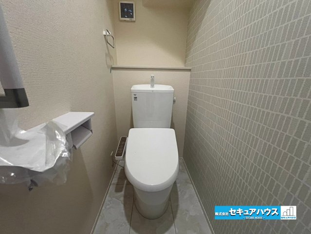 【本日ご案内可能】刈谷市井ケ谷町井田　全4棟のトイレ|【高機能トイレ】
◆高機能トイレの多くは便器のフタの開閉が自動であり、使用後に手動で水を流す面倒もなく非常に便利です。スタイリッシュな見た目で、お掃除しやすく、節水効果が高いです。　　　　　　　　　　