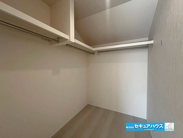【本日ご案内可能】刈谷市井ケ谷町井田　全4棟の収納|【洋室9帖のウォークインクローゼット】
◆お洋服はもちろん上棚部分にも沢山収納することができます。
◆ダウンライト付きのため明るいところでお洋服を選ぶことができます。　　　　　　　　　　　　　　　　　