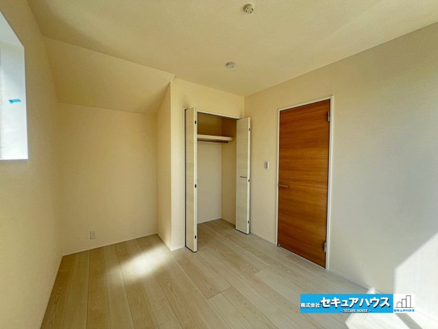 【本日ご案内可能】刈谷市井ケ谷町井田　全4棟の洋室|【洋室5.4帖】
◆家族一人ひとりの大切なプライベート空間。趣味に合わせて使って頂けるようシンプルに仕上げてあります。暮らし心地を大きく左右する収納を、適材適所に配置し使い勝手を考慮しました。　　　　