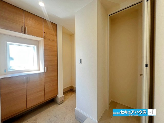 【本日ご案内可能】刈谷市井ケ谷町井田　全4棟の玄関|【玄関】
◆採光・通風にも配慮された設計で毎日明るい空間をキープします♪
◆大容量のシューズボックスに合わせてシューズインクローゼット付き！ベビーカーやゴルフバッグなども収納可能です♪　　　　　　　　