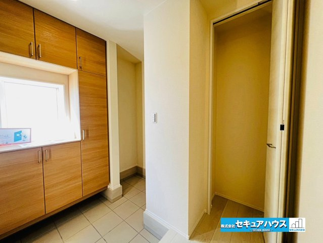 【本日ご案内可能】刈谷市井ケ谷町井田　全4棟の玄関|【玄関】
◆採光・通風にも配慮された設計で毎日明るい空間をキープします♪
◆大容量のシューズボックスに合わせてシューズインクローゼット付き！ベビーカーやゴルフバッグなども収納可能です♪　　　　　　　　