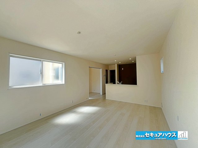 【本日ご案内可能】刈谷市井ケ谷町井田　全4棟の居間・リビング|【LDK16帖】
◆通学から帰宅し、リビングルームで会話を楽しむ子ども達。リビングから臨む景色は太陽色に染まり、解放感溢れゆったりとしたひと時を過ごすことが出来る素敵な空間です。　　　　　　　　　　　