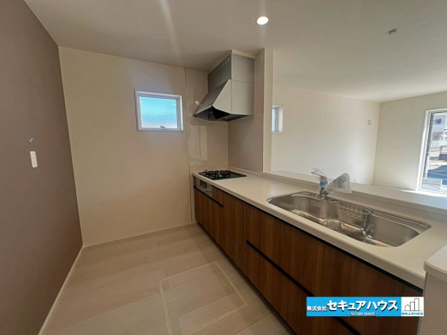 【本日ご案内可能】刈谷市井ケ谷町井田　全4棟のキッチン|【キッチン】
◆広々としたキッチンスペースのため家族で並んで料理できます。
◆窓付きで手元に自然光が入り明るい空間で料理することが可能！
◆床下収納には飲み物やお米のストックをしまうことができます。　