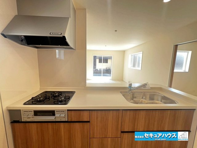 【本日ご案内可能】刈谷市井ケ谷町井田　全4棟のキッチン|【キッチン】
◆同時にたくさんの料理が調理できる3口コンロ。「焼く・蒸す・煮る」の工程を同時進行で進めることができるので、料理を素早く作ることができます。育児でバタバタ忙しいママに嬉しい♪　　　　　　
