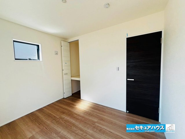 【本日ご案内可能】刈谷市井ケ谷町井田　全4棟の洋室|【1階洋室5.2帖】
◆1階の洋室は階段の上り下りが不要なため将来にも役立ちます。
◆来客時にも客間としても利用できるため便利なお部屋です♪　　　　　　　　　　　　　　　　　　　　　　　　　　　　　　